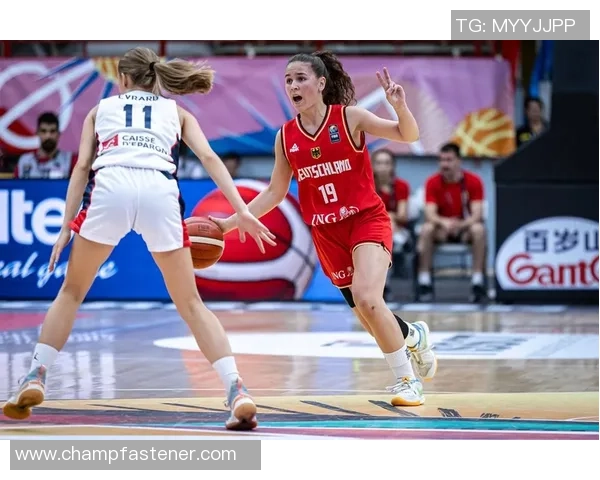 U19法国队与乌克兰队激战正酣争夺晋级名额的关键之战 U19法国队与乌克兰队激战正酣争夺晋级名额的关键之战