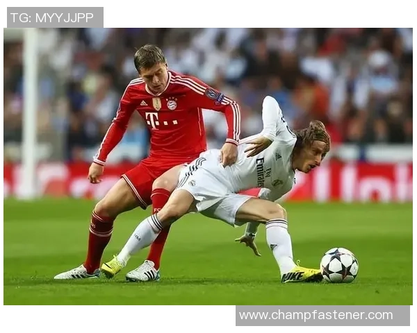 克罗斯：从中场指挥官到足球战术革新者的辉煌之路